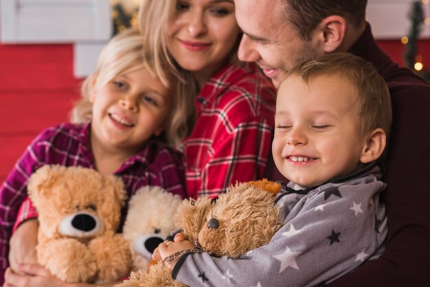 Familia feliz con peluches