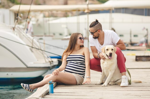 Familia feliz con perro al aire libre