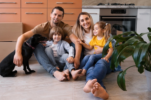Familia feliz con perro mudándose a un nuevo hogar