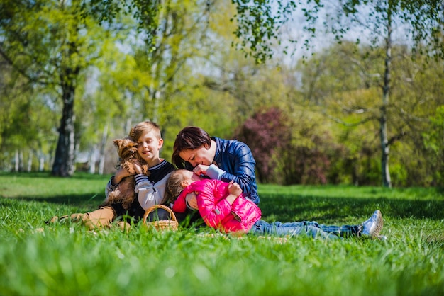 Familia feliz con el perro en el parque