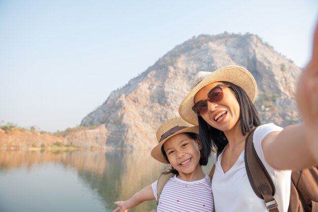 Familia feliz de pie cerca del lago