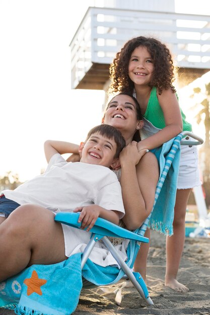 Familia feliz en la playa de tiro medio