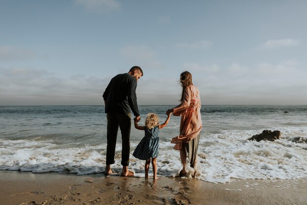 Familia feliz en la playa