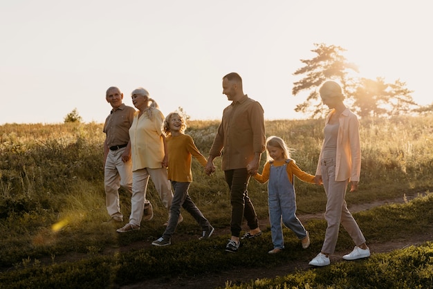 Familia feliz en plena naturaleza