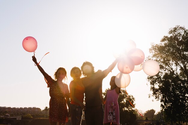 Familia feliz posando con globos