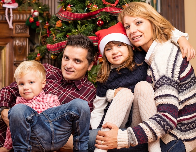 Familia feliz posando en navidad