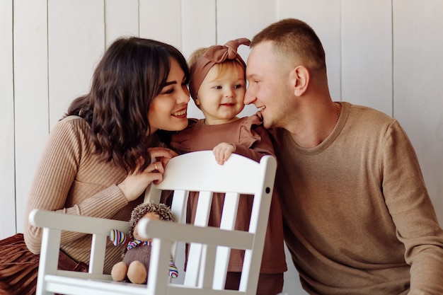 Foto gratuita una familia feliz posando