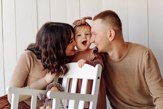 Una familia feliz posando