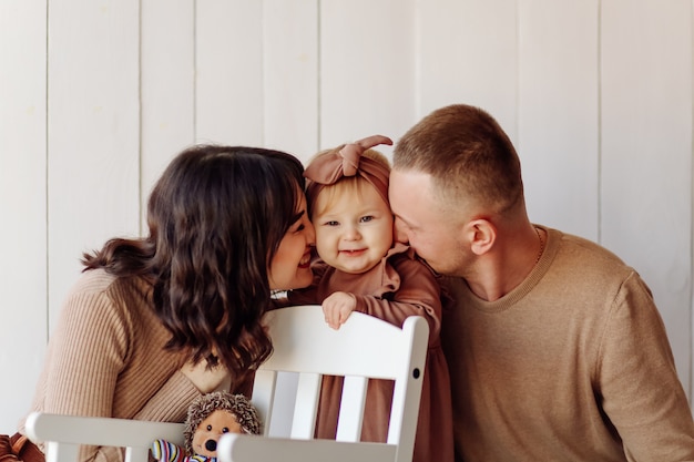 Una familia feliz posando