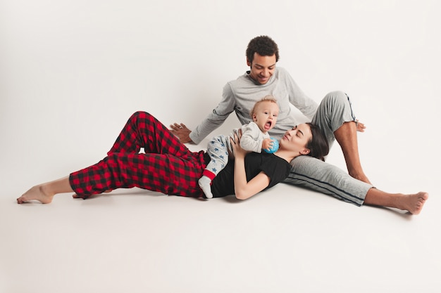 Familia feliz posando