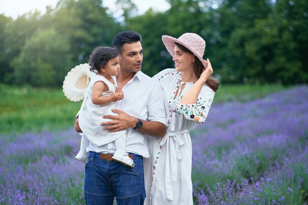 Familia feliz, posar, en, campo lavanda