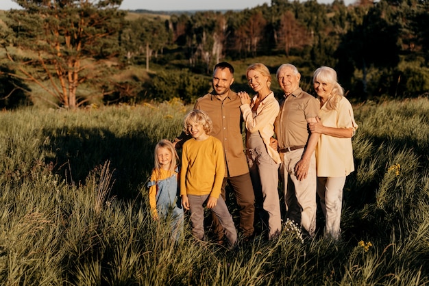 Foto gratuita familia feliz, posar, juntos, tiro completo