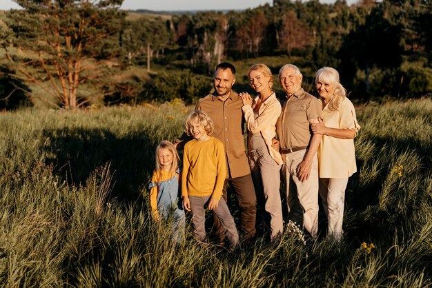 Familia feliz, posar, juntos, tiro completo