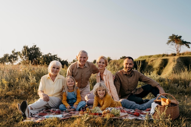 Familia feliz, posar, juntos