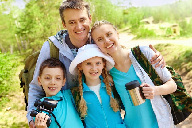 Foto gratuita familia feliz preparada para la aventura