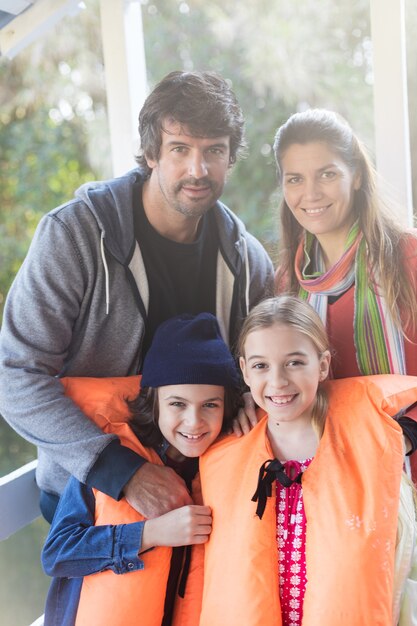 Familia feliz preparados para ir al lago