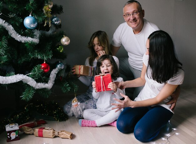 Familia feliz con regalos de Navidad