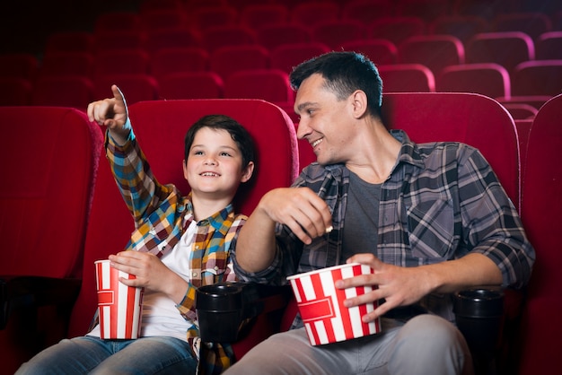 Familia feliz sentada en cine