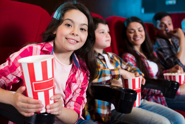 Familia feliz sentada en cine