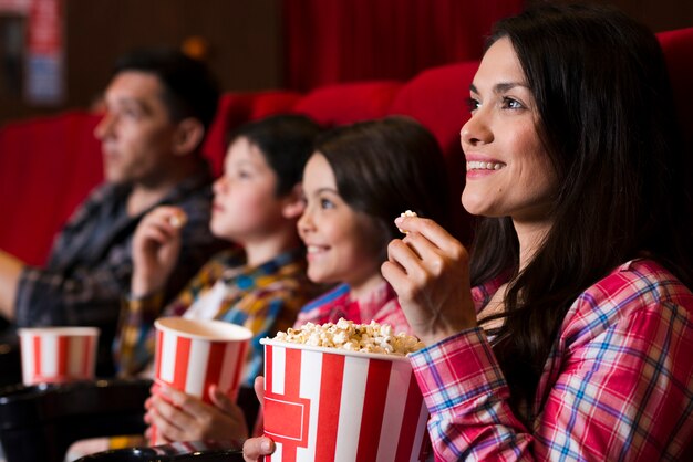 Familia feliz sentada en cine