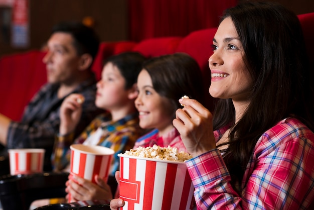 Familia feliz sentada en cine