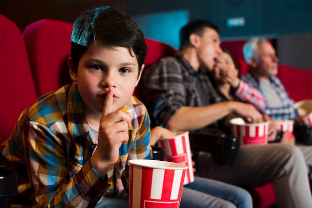 Familia feliz sentada en cine