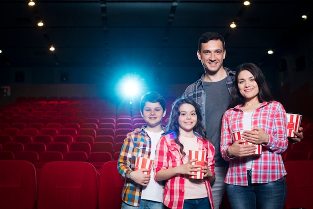 Familia feliz sentada en cine