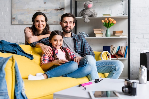 Familia feliz en el sofá vista larga