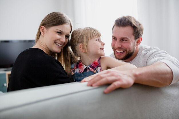 Familia feliz en el sofá