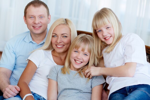 Familia feliz sonriendo en casa