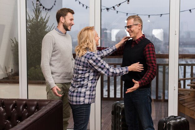 Familia feliz sonriendo en casa