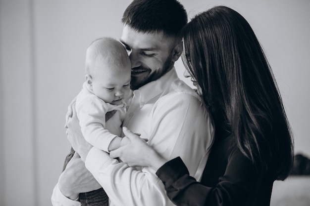 Familia feliz con su primer hijo.