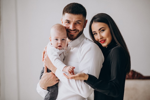 Familia feliz con su primer hijo.