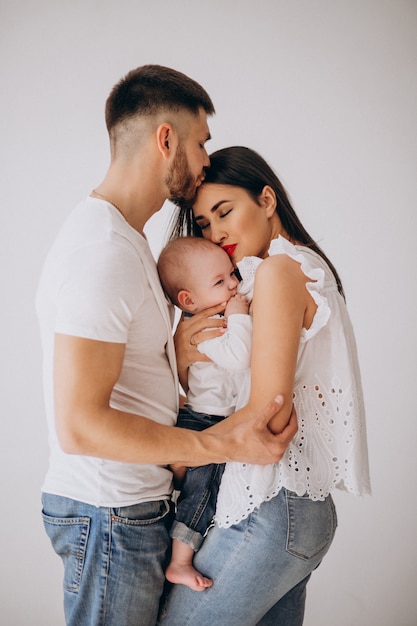 Foto gratuita familia feliz con su primer hijo.