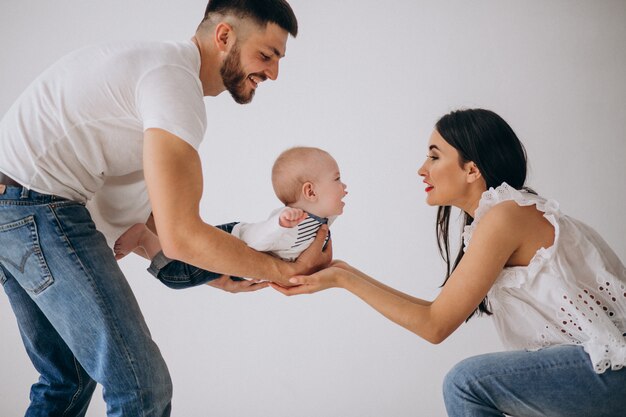 Familia feliz con su primer hijo.