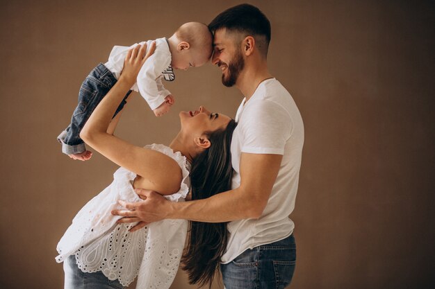 Familia feliz con su primer hijo.