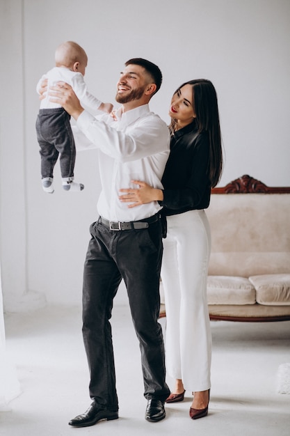 Familia feliz con su primer hijo.