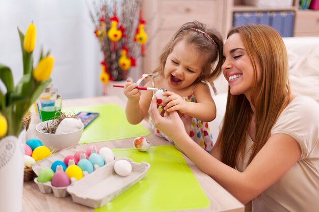 Familia feliz en tiempo de pascua