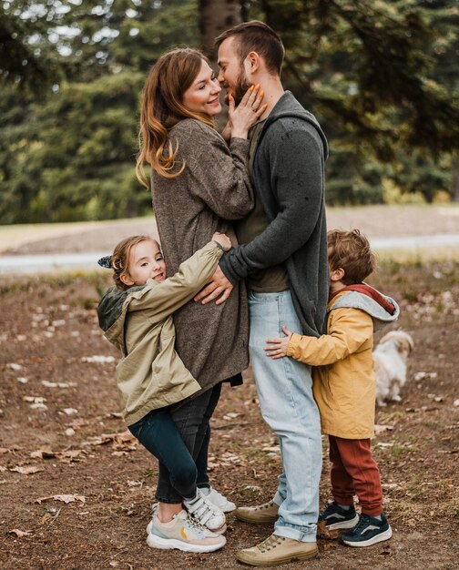 Familia feliz de tiro completo abrazando