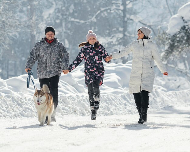 Familia feliz de tiro completo al aire libre