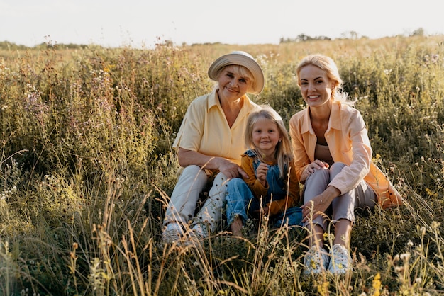 Familia feliz de tiro completo al aire libre