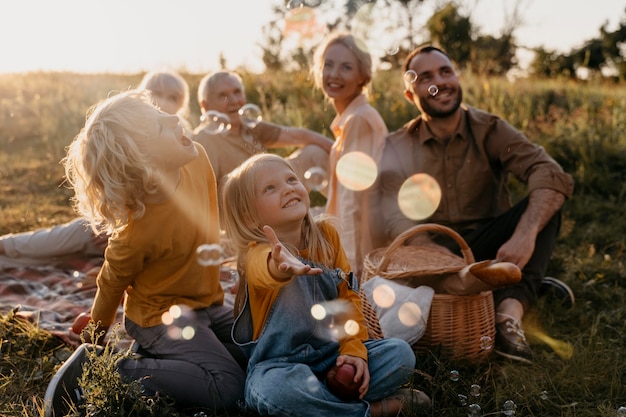 Familia feliz de tiro completo al aire libre