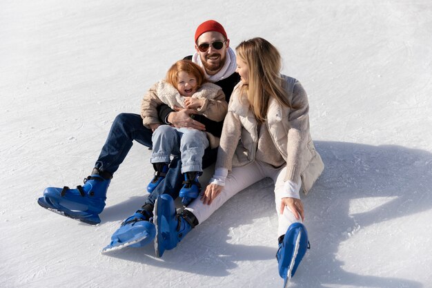 Familia feliz de tiro completo divirtiéndose en la pista