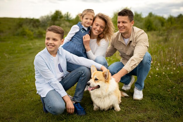 Familia feliz de tiro completo con lindo perro