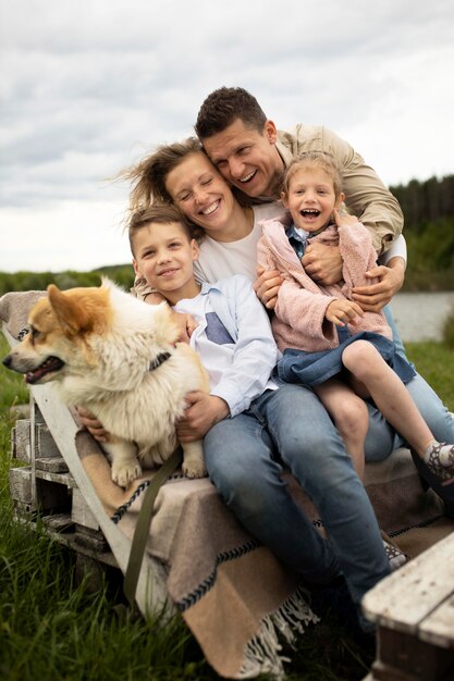 Familia feliz de tiro completo en la naturaleza