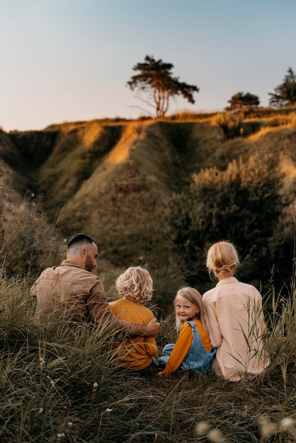 Familia feliz de tiro completo en la naturaleza