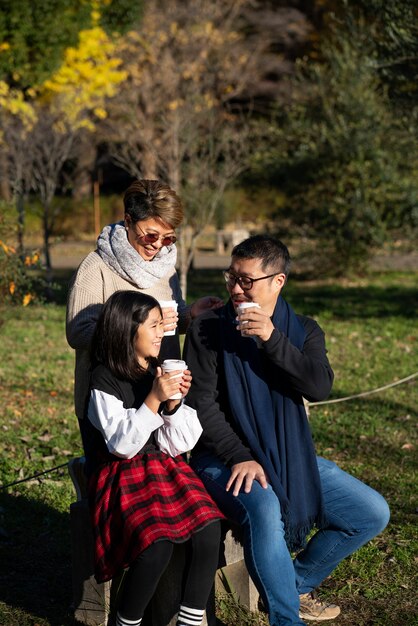 Familia feliz de tiro completo en la naturaleza