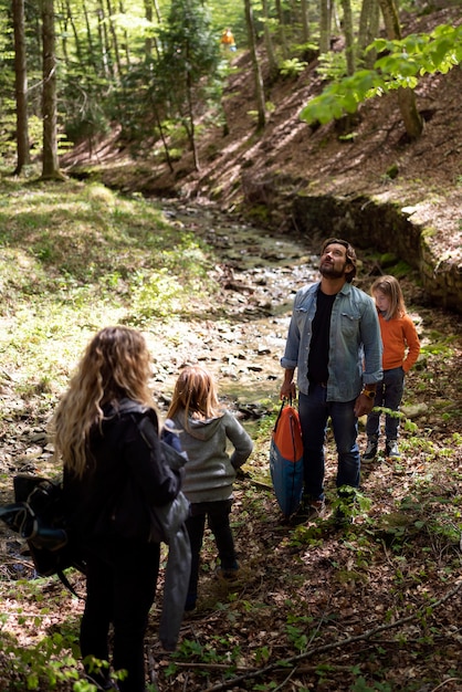 Foto gratuita familia feliz de tiro completo en la naturaleza