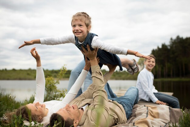 Familia feliz de tiro completo pasar tiempo en la naturaleza