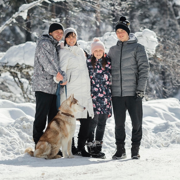 Familia feliz de tiro completo con perro